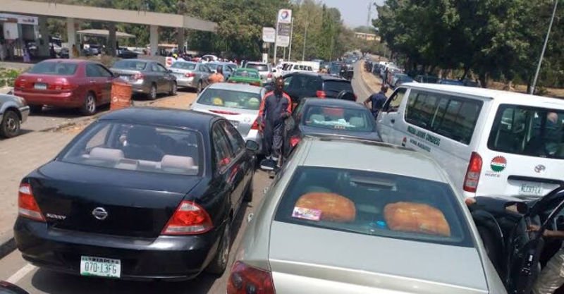 Long queues resurface at Abuja fueling stations over suspected scarcity