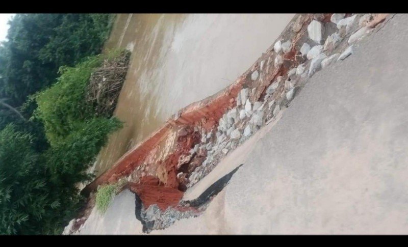 Hon. Nkole Takes Urgent Steps To Arrest Erosion Menace At Igwu River.