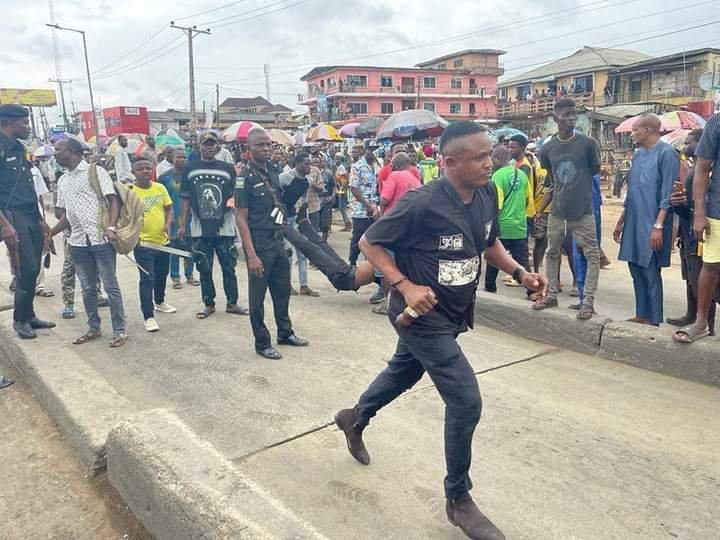 After pushing a man into  BRT lane, mob in Lagos beats police officer to unconscious.