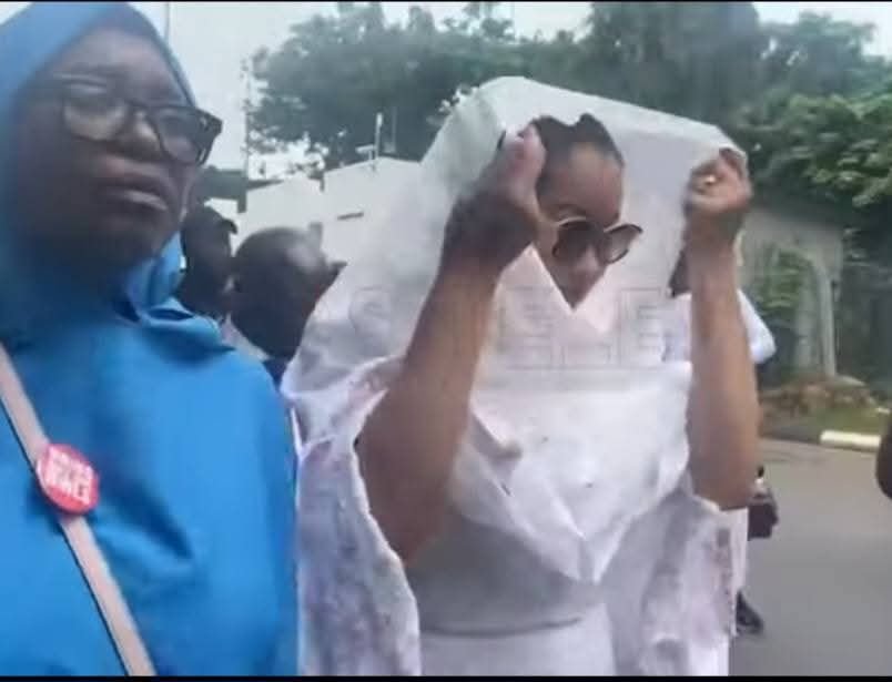 Senator Natasha Akpoti walks barefoot into National Assembly after convoy was denied entry
