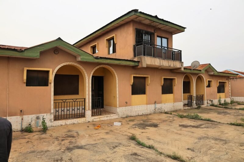 Asset Recovery : EFCC Hands Over Properties Recovered from Fake Spiritualist to Fraud Victim in Ibadan